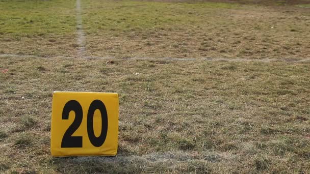 Marca indicando 20 yardas para terminar la zona en el campo de arena, reglas de fútbol americano — Vídeo de stock