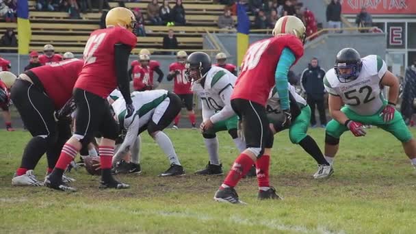 Kyjev, Ukrajina-circa říjen 2015: týmy hrající americkou fotbal. Napjatý útok na zvrhlíkovou linku, vítězové oslavující úspěch, gridironu zápas — Stock video