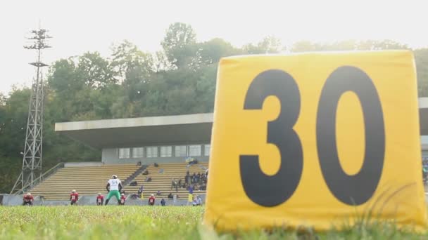 Schoppen en ontvangen van teams die de 30-yard lijn oversteken, Kickoff na het scoren van het spel — Stockvideo