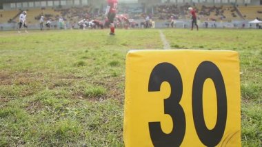 Amerikan futbolu maçı, oyuncular top yakalama ya da 30 yarda çizgisine hazır