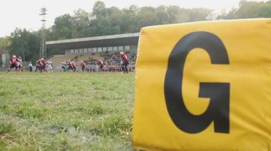 Savunma ekibi gridiron alanında gol çizgisine yakın şiddetli hücum saldırı itici