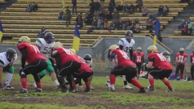 Aktif futbolcular sahada top için mücadele, maç kazanmak için rekabet
