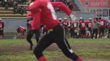 Kiev, Ukrayna - Yaklaşık Ekim 2015: Amerikan futbolu oynayan takımlar. Gridiron alanında aktif saldırı top taşıyıcı, önemli futbol maçı mücadele
