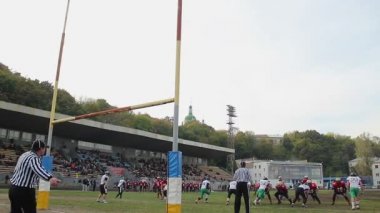 Savunma takımının kale direkleri, saha yetkilileri kuralları nauygun yakın top için mücadele