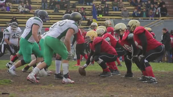 Flammender Angriff eines Angriffsteams auf einen Verteidigerballträger, American Football Match — Stockvideo