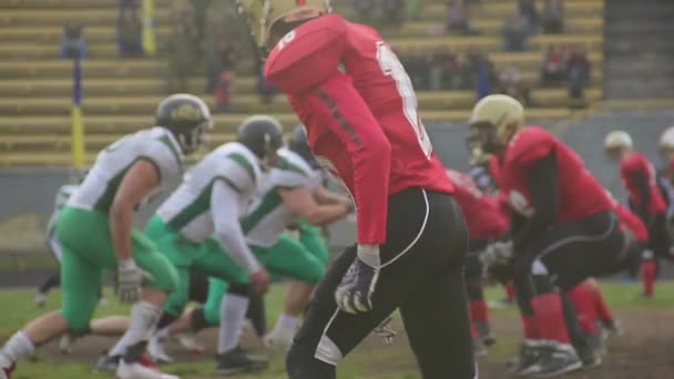 KYIV, UCRANIA - CIRCA OCTUBRE 2015: Equipos jugando fútbol americano. Fuertes jugadores de fútbol empujando rivales en la lucha por la pelota en la línea de scrimmage — Vídeos de Stock