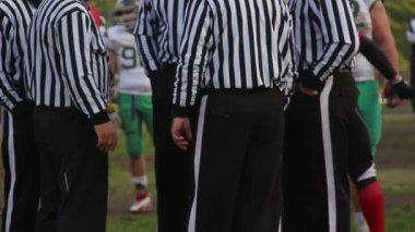 Saha yetkilileri futbol maçında tartışmalı anı tartışıyor, karar alıyor