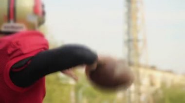 Futbolcu saldırdı ve ızgara maç sonra geçen topu ileri, ele