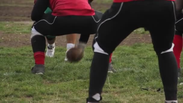 Fotbalista přitahování míč spoluhráči v linii rvačka, amatérský zápas