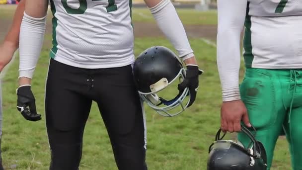Les joueurs de football sportifs s'échauffent sur le terrain avant l'entraînement ou un match important — Video