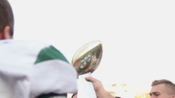 Kiev, Oekraïne - Circa oktober 2015: Teams spelen van American football. Opgewonden sportteam springconcours met trofee in handen, samen vieren van de overwinning — Stockvideo