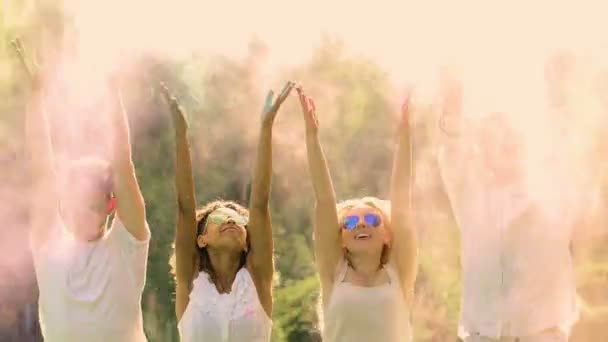 Felices jóvenes amigos bailando rociando pintura en polvo en el festival de música, Holi — Vídeo de stock