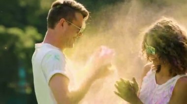 Genç komik kadın ve erkek toz atma her başka bir yaz zaman boya