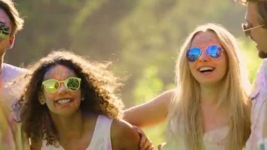 Mutlu arkadaş, Holi festival dans gençler toz boya kaplı.