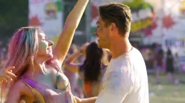 Mutlu gülen çift Holi festival dans toz boya kaplı