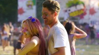 İki sevgili, dans genç mutlu çift Holi Festivali, renkli toz kaplı