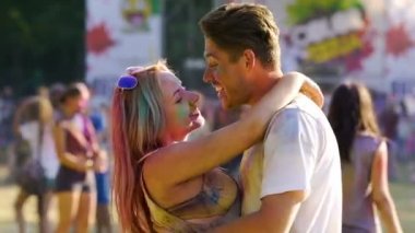 Dans ve Holi Festivali, mutlu insanlar eğlenmek koklaşmaya iki genç Çift