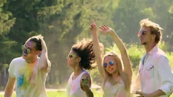 Open-Air party, blije jonge vrienden springen en dansen op Holi festival — Stockvideo