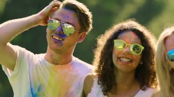 Festival Holi, jóvenes estudiantes alegres bailando y disfrutando de la vida en concierto — Vídeo de stock