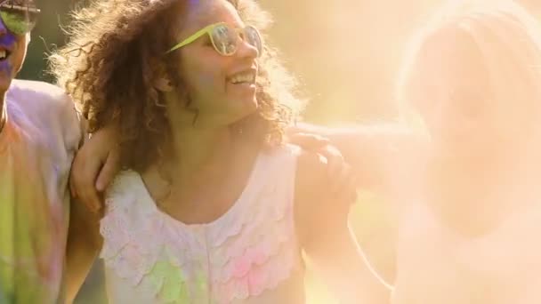 Caras de amigos felizes em tinta em pó, pessoas dançando e sorrindo na festa Holi — Vídeo de Stock