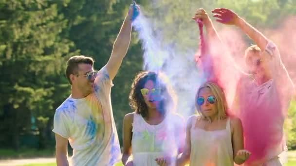 Roliga unga män kastar färgglada puder över kvinnors huvuden, Holi festival — Stockvideo