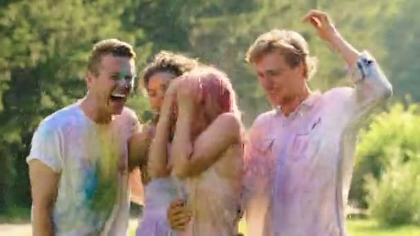 Izgatott baráti bőrig ázott a Holi fesztivál, nyaralás, boldogság — Stock videók