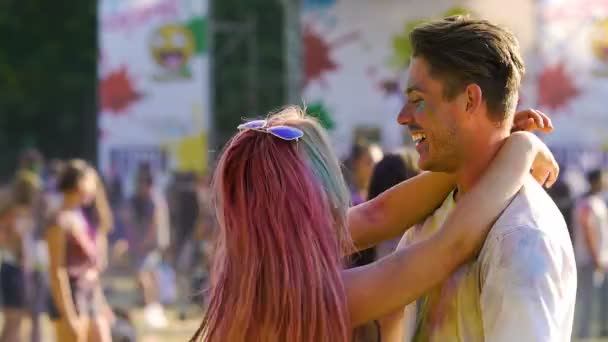 Γλυκό ζευγάρι αγκαλιάζει και χορεύουν, απολαμβάνοντας το Σαββατοκύριακο στο φεστιβάλ Holi, αγάπη — Αρχείο Βίντεο