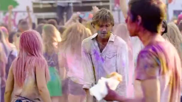 Jeune homme prenant des selfies et dansant avec des amis au festival Holi, bonheur — Video