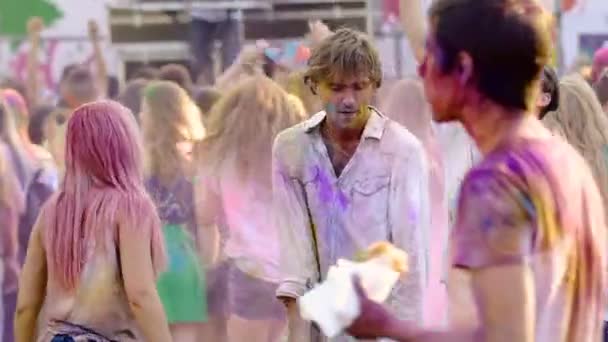 Jovem tomando selfies e dançando com amigos no festival Holi, felicidade — Vídeo de Stock