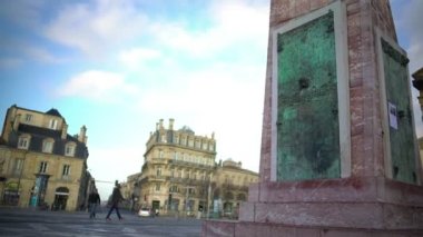 Bordeaux şehrinde yer de la Victorie Meydanı'nda yürüyüş insanlar. Fransız mimarisi