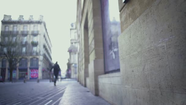 Городская жизнь, движение и пешеходы на улице, туризм в европейском городе — стоковое видео
