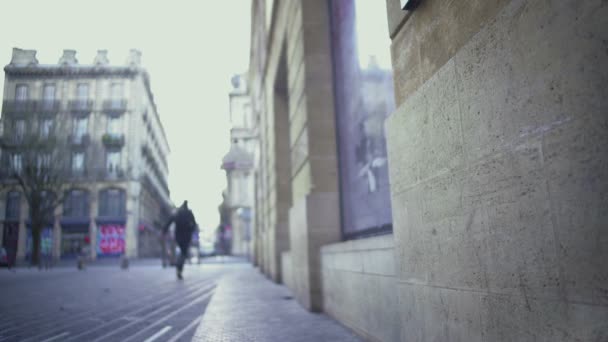 城市的城市生活、 交通和行人在欧洲小镇的街头，旅游 — 图库视频影像