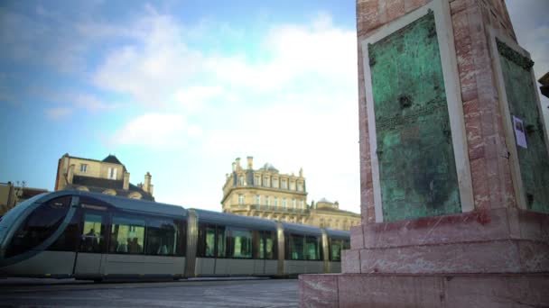 Moderne trolley auto aankomen op plein Place de la Victorie in Bordeaux, Frankrijk — Stockvideo