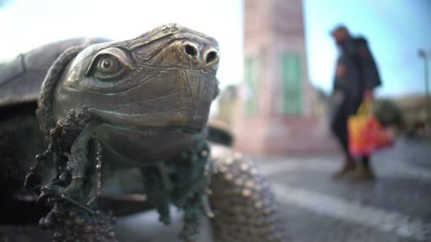 Primer plano de la escultura de tortuga sosteniendo racimo de uvas en la boca, Burdeos, Francia — Vídeos de Stock