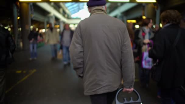 Старый одинокий человек ходит по продуктовому рынку с сумкой, пенсией, бедностью. Slow-mo — стоковое видео