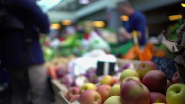 Δείτε αγορά φρούτων στην τοπική αγορά, υγιεινό τρόπο ζωής και διατροφής, ο άνθρωπος για τα μήλα — Αρχείο Βίντεο