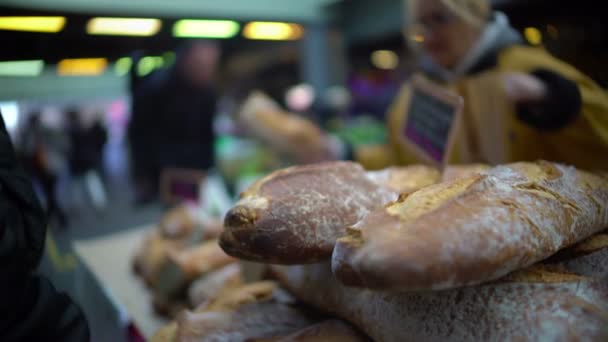 Hombre comprando pan recién horneado en el mercado, estilo de vida saludable y comida — Vídeos de Stock