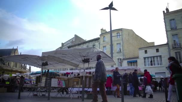 Místní trh nedaleko staré katedrály Bordeaux ve Francii, život ve městě, cestovní ruch — Stock video