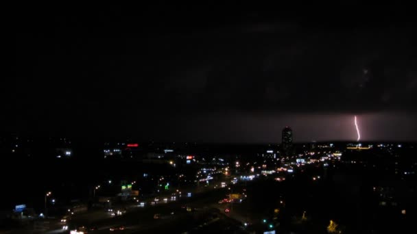 Fulmini colpiscono nel cielo notturno, tuoni rumori di scontro, tempesta di pioggia in città — Video Stock