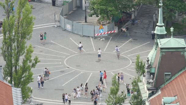 Ljubljana, Slovenya - Temmuz 2016 yaklaşık: İnsanlar sokakta. Meydanın karşısındaki yürüme, eski Avrupa şehri, ağır çekim gezi yayalar — Stok video