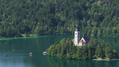 Bled Gölü Slovenya, harika manzara, turizm binaları ile küçük ada