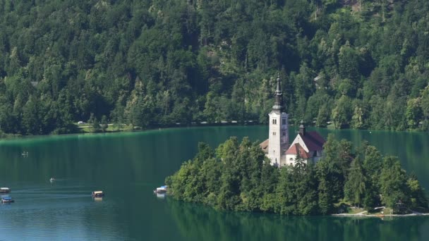 Bled Gölü Slovenya, turistik gemilerde su adada muhteşem görünüm — Stok video