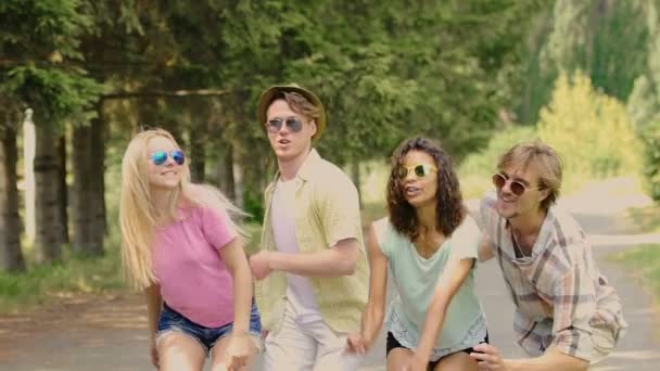 Feliz sonrisa de mujeres y hombres saltando, bailando en el concierto al aire libre, mejores amigos — Vídeos de Stock