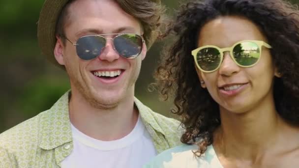Dos hombres y una hermosa mujer birracial riendo, bailando en la fiesta de verano, felicidad — Vídeos de Stock