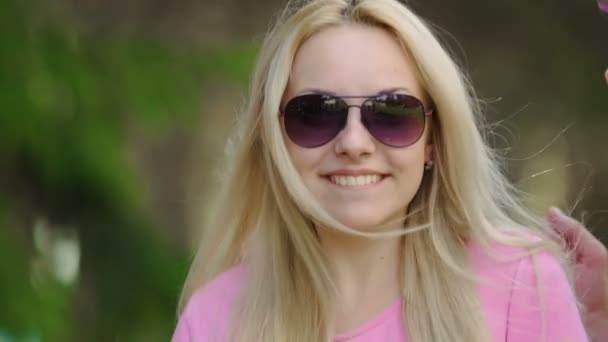 Joyeux visage de belle dame blonde dansant et souriant à la fête en plein air — Video