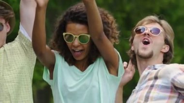 Çok etnik gruptan oluşan arkadaş dans, müzik konserinde eller yükselterek süper ağır çekim