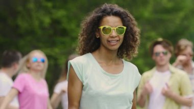 Genç biracial aktris hava öpücük kamerasına ve açık partide dans gönderme