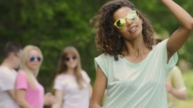 Serin klip, dans ve kamera, yaz ve parti flört biracial şarkıcı