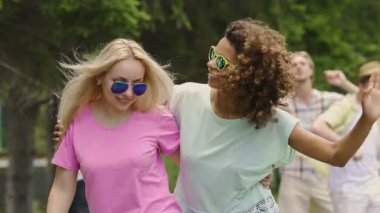 Dans, sarılma, Park, gençliğini arkadaş grubu konser zevk iki kadın