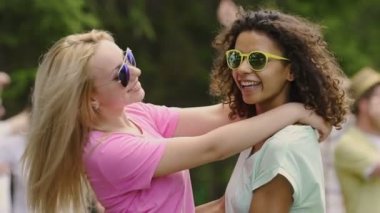 Güzel sarışın Bayan yaz partide biracial esmer güzel dans